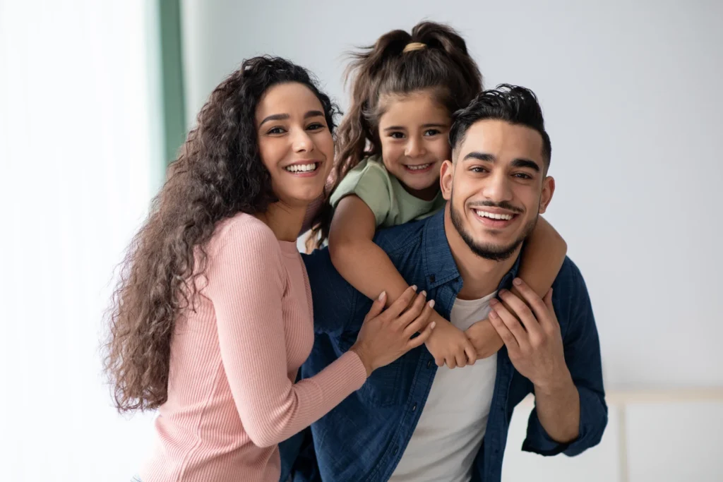 retrato-de-uma-jovem-familia-arabe-de-tres-feliz-com-filha-pequena-mae-pai-e-filho-oriente-medio-se-divertindo-enquanto-posam-em-casa-pais-se-divertindo-com-seus-filhos-espaco-livre